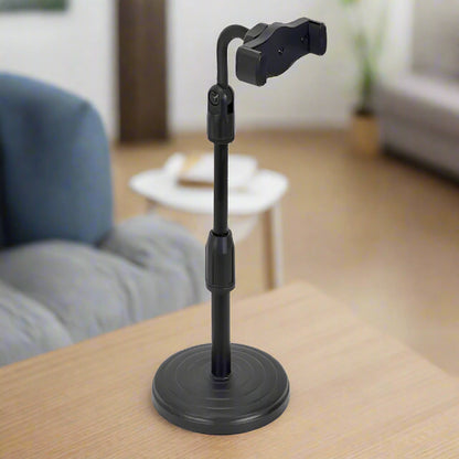 Un trépied pour téléphone prêt à tenir un smartphone pour une visio-conférence ou regarder une vidéo.
